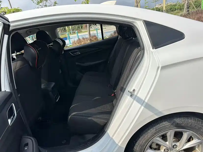 Фото 10 - Roewe i5