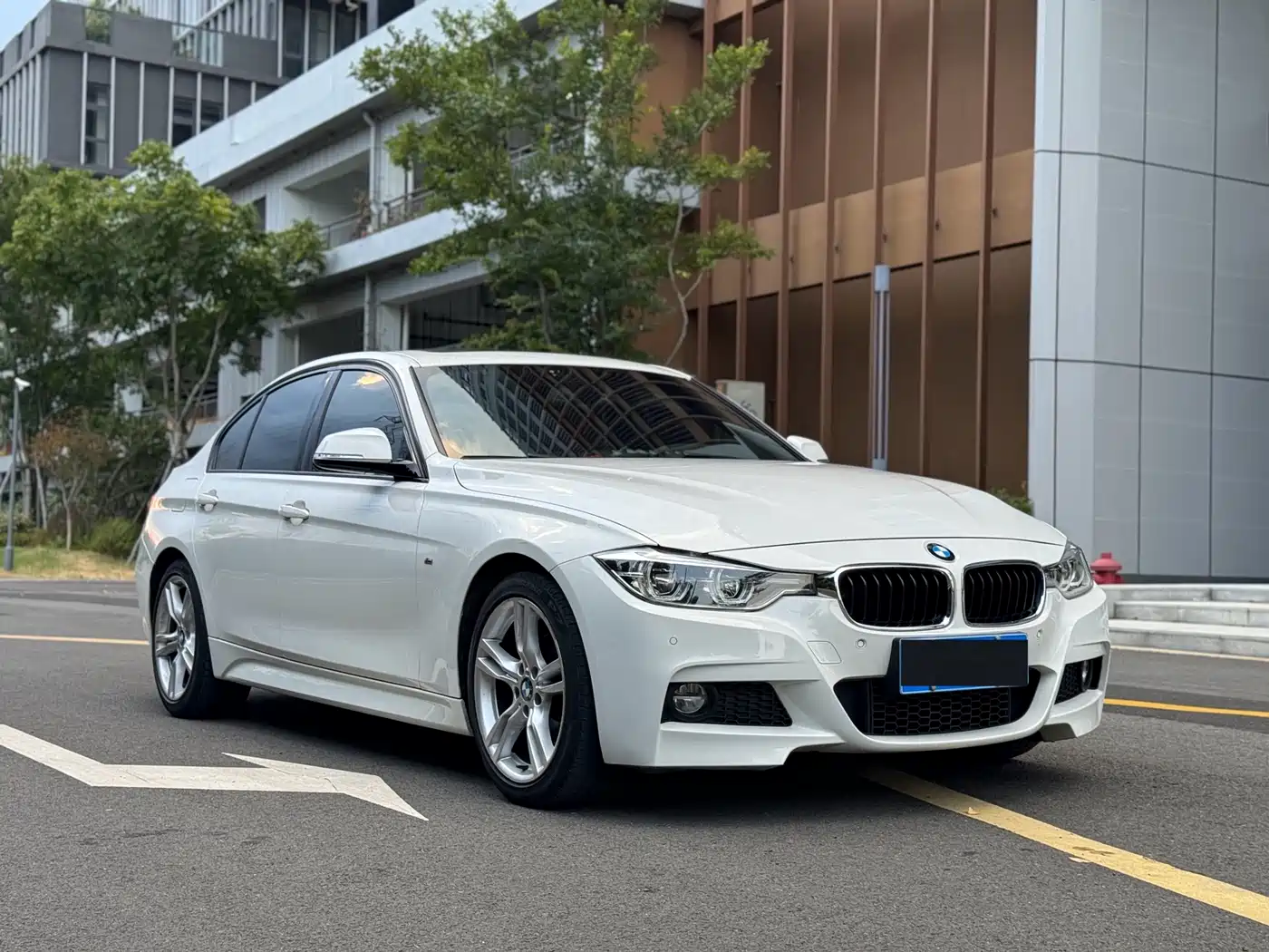 BMW 3 Series 2018 320i M Sport Black Night Edition фото 3