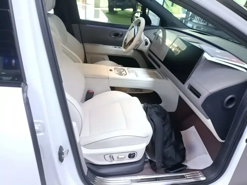 Li Auto i6 2026 2025 2WD Base Model