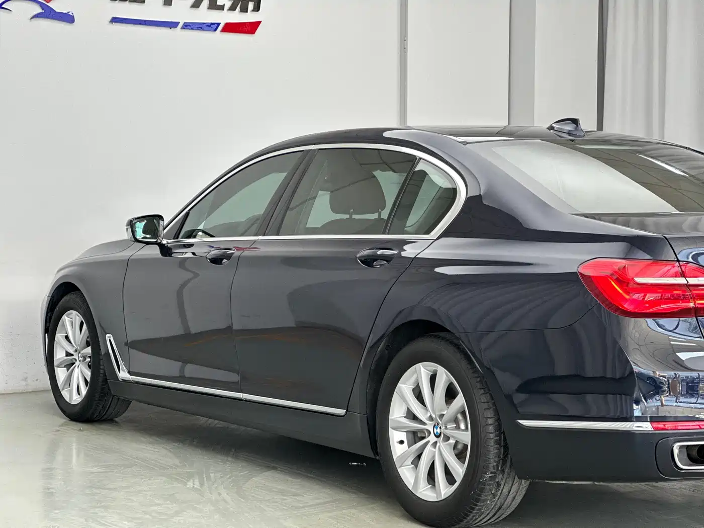 BMW 7 Series 2016 730Li Leading фото 12