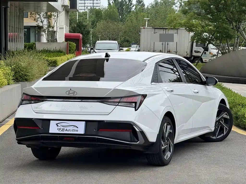 Hyundai Elantra 2023 1.5L CVT GLX Elite Edition фото 11