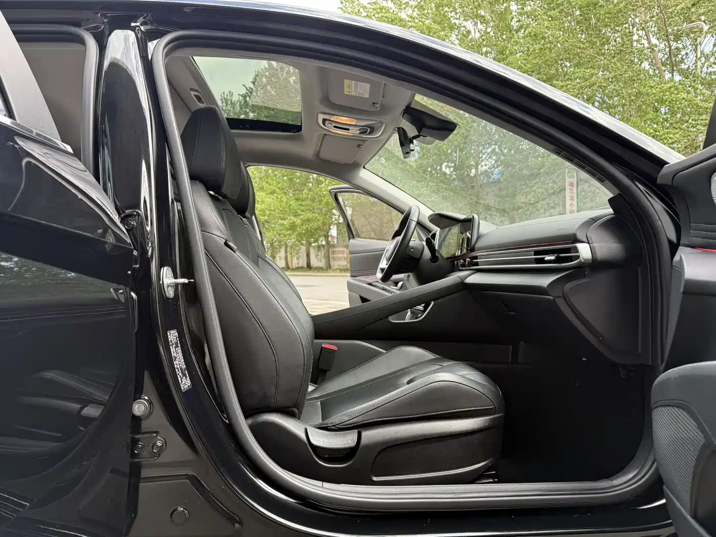 Hyundai Elantra 2022 1.5L CVT LUX Premium Edition фото 14