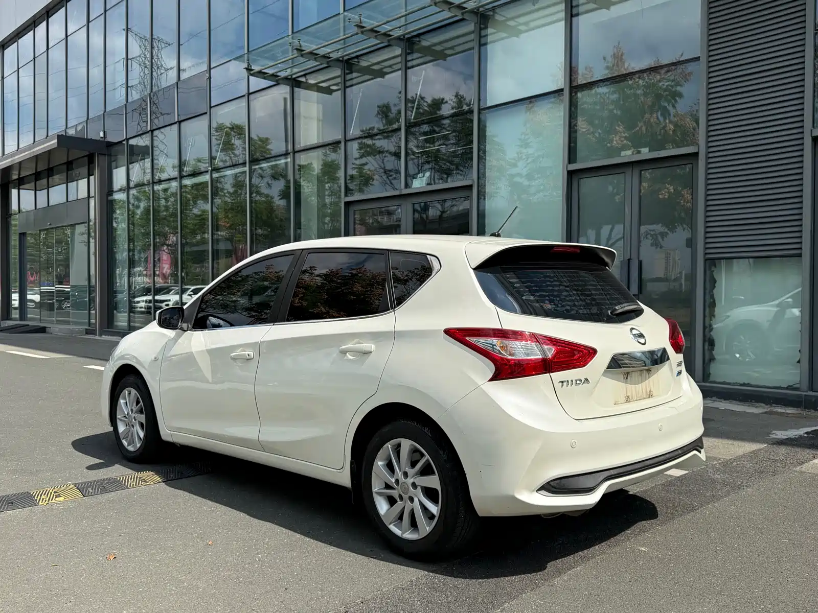 Photo 8 - Nissan Tiida