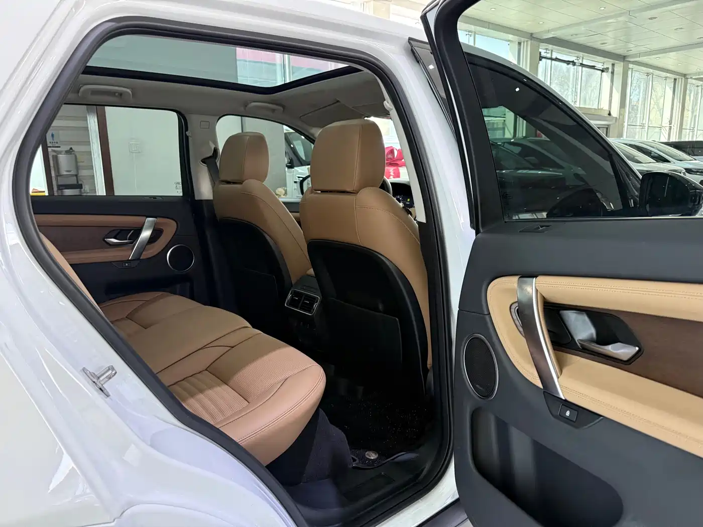 Land Rover Discovery Sport 2024 Performance Technology Edition фото 9