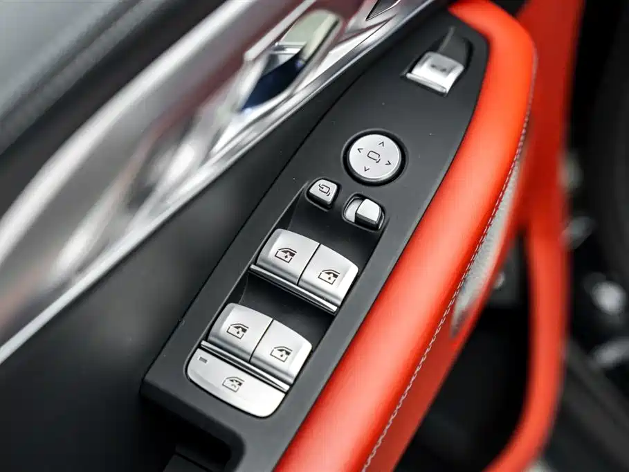 BMW XM 2023 50e фото 16