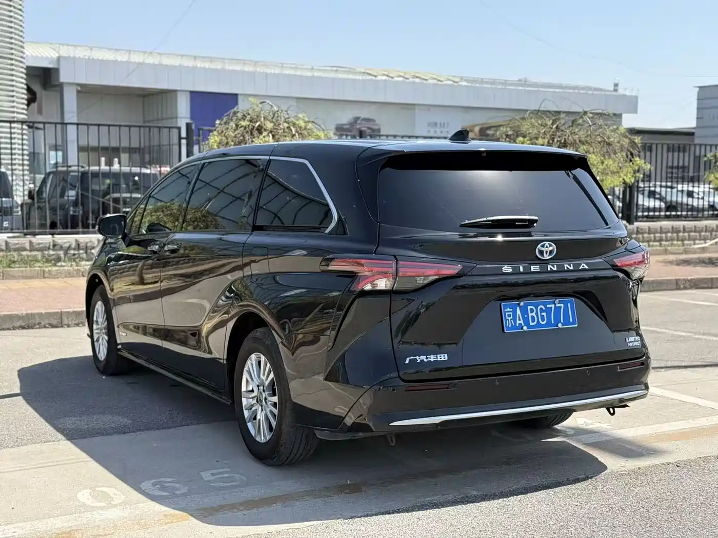 Toyota Sienna 2021 2.5L Hybrid Premium Edition фото 6