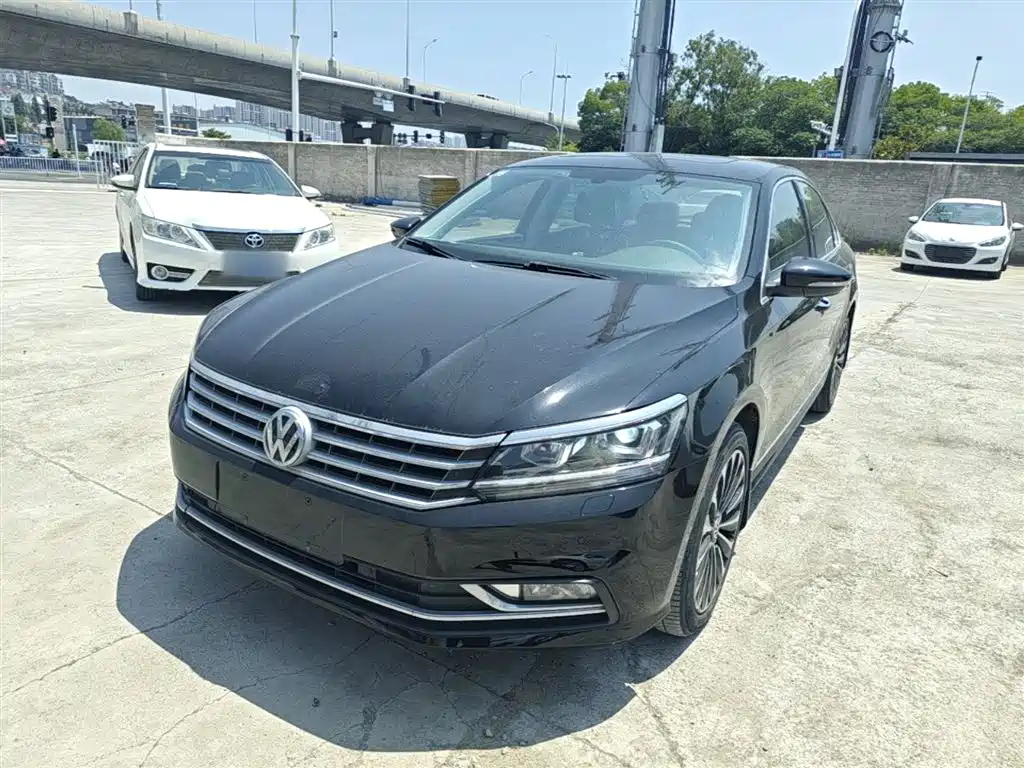 Volkswagen Passat 2017 330TSI DSG Luxury фото 2