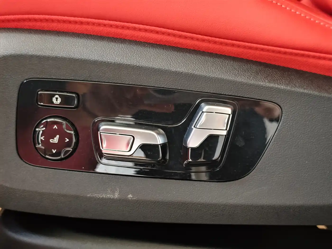 BMW XM 2023 50e фото 10