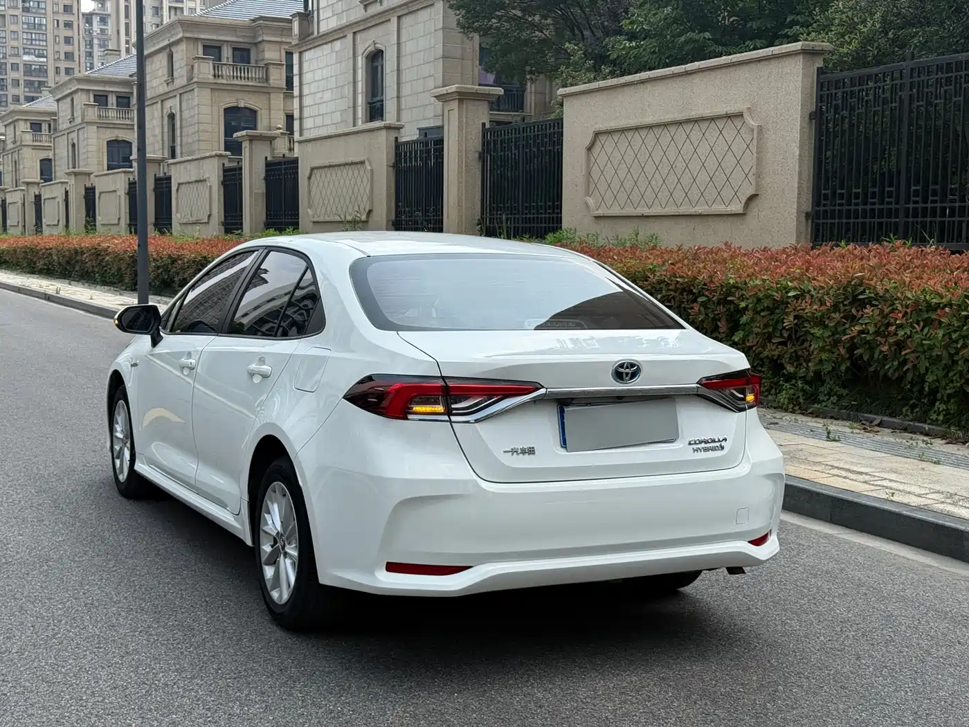Toyota Corolla 2021 Hybrid 1.8L E-CVT Pioneer Edition фото 7