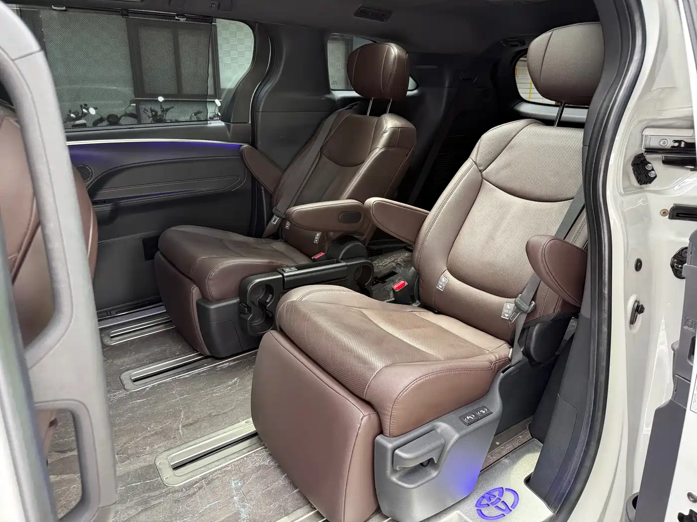 Toyota Sienna 2021 2.5L Hybrid Platinum Edition фото 30