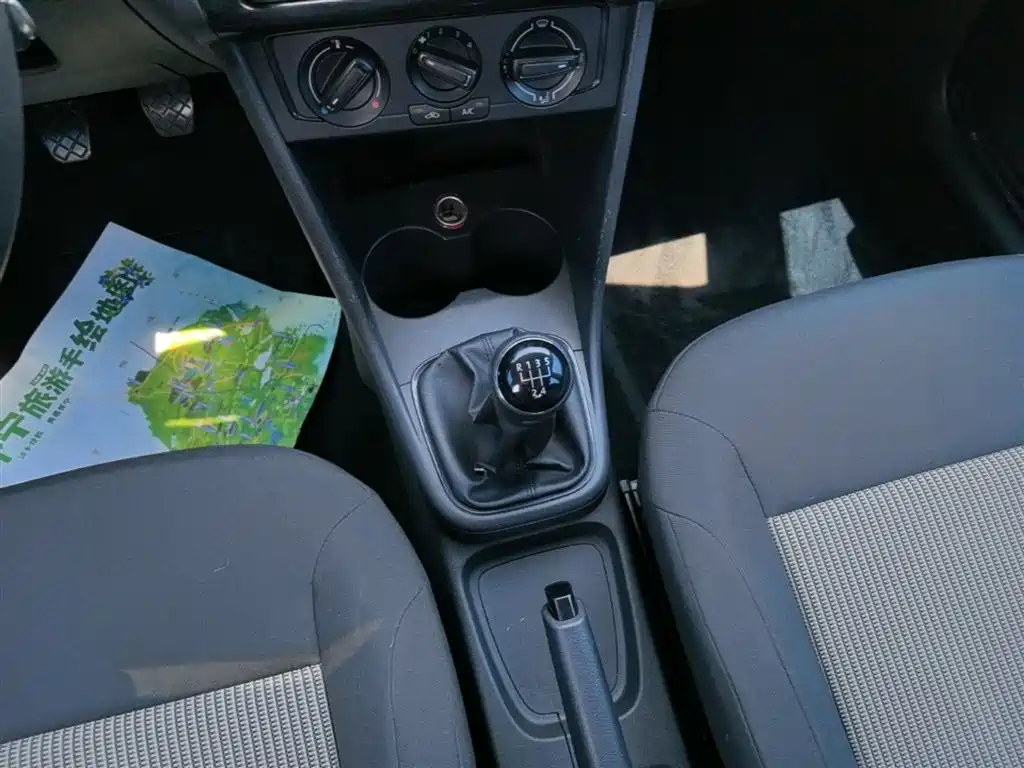 Volkswagen Polo 2014 1.4L Manual Trend Edition фото 14