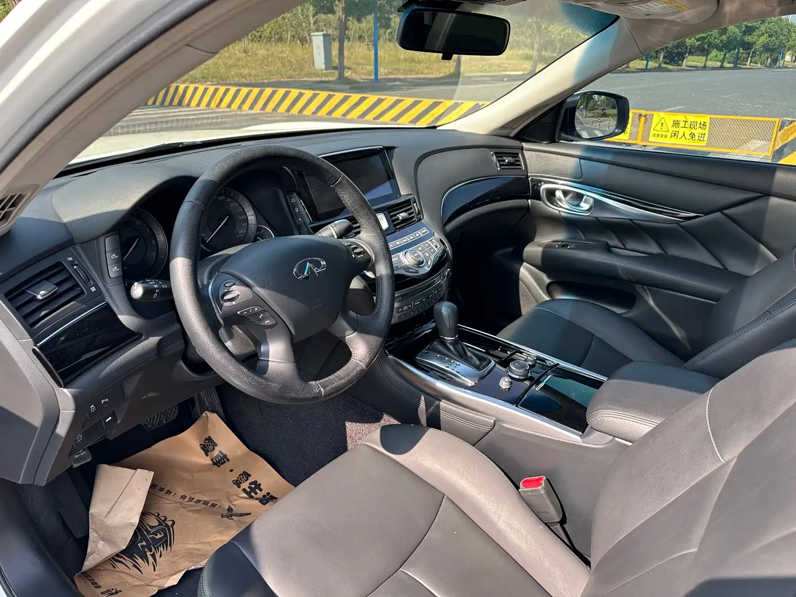 Photo 9 - Infiniti Q70