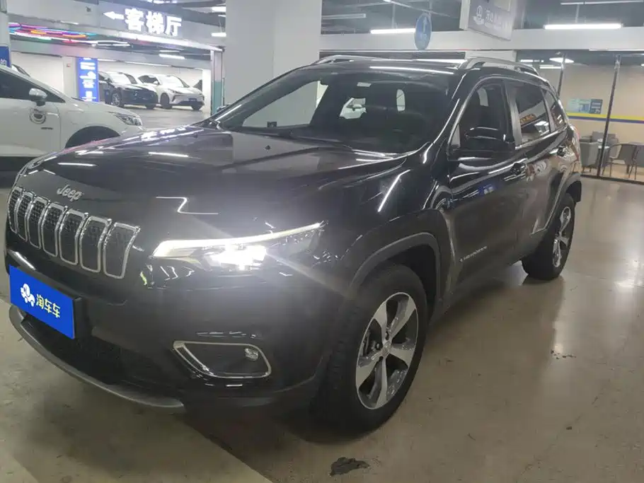 Фото 1 - Jeep Cherokee