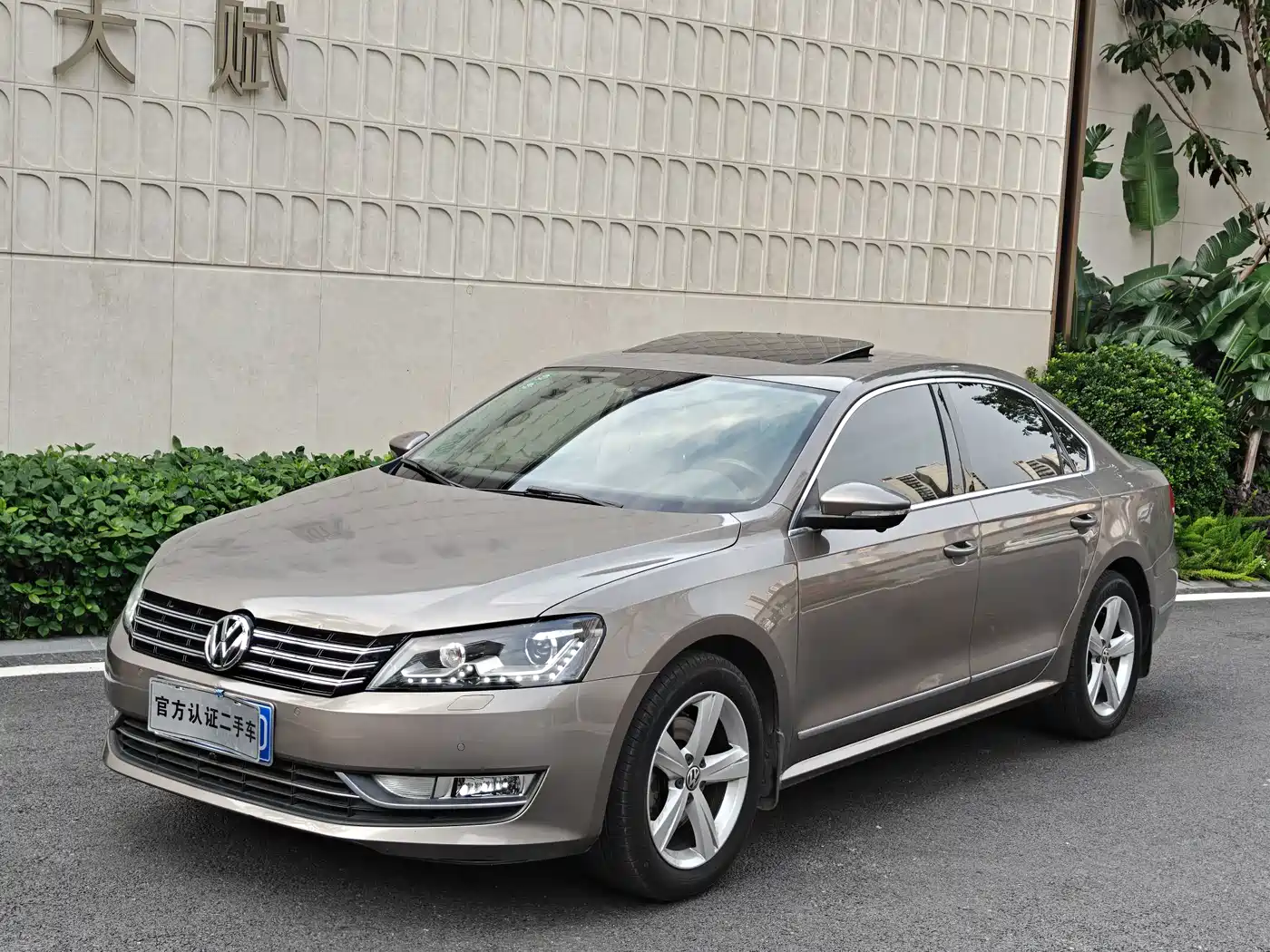 Volkswagen Passat 2015 1.8TSI DSG Prestige Edition фото 2