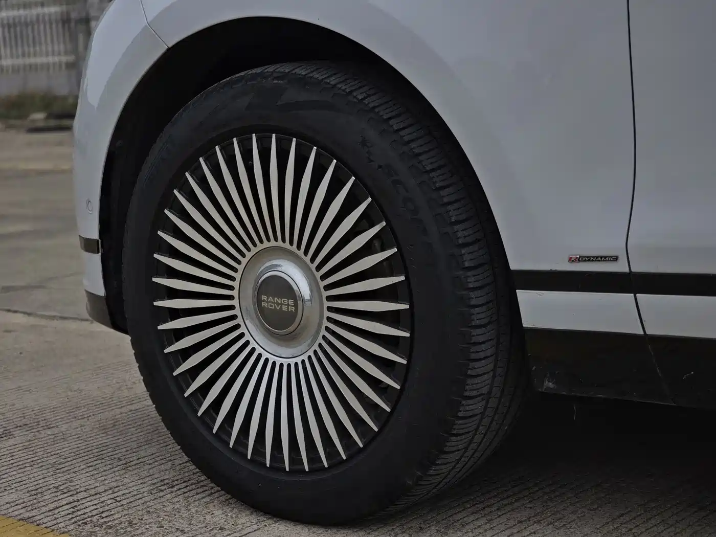 Land Rover Range Rover Velar 2022 250PS Golden Collector's Edition фото 5