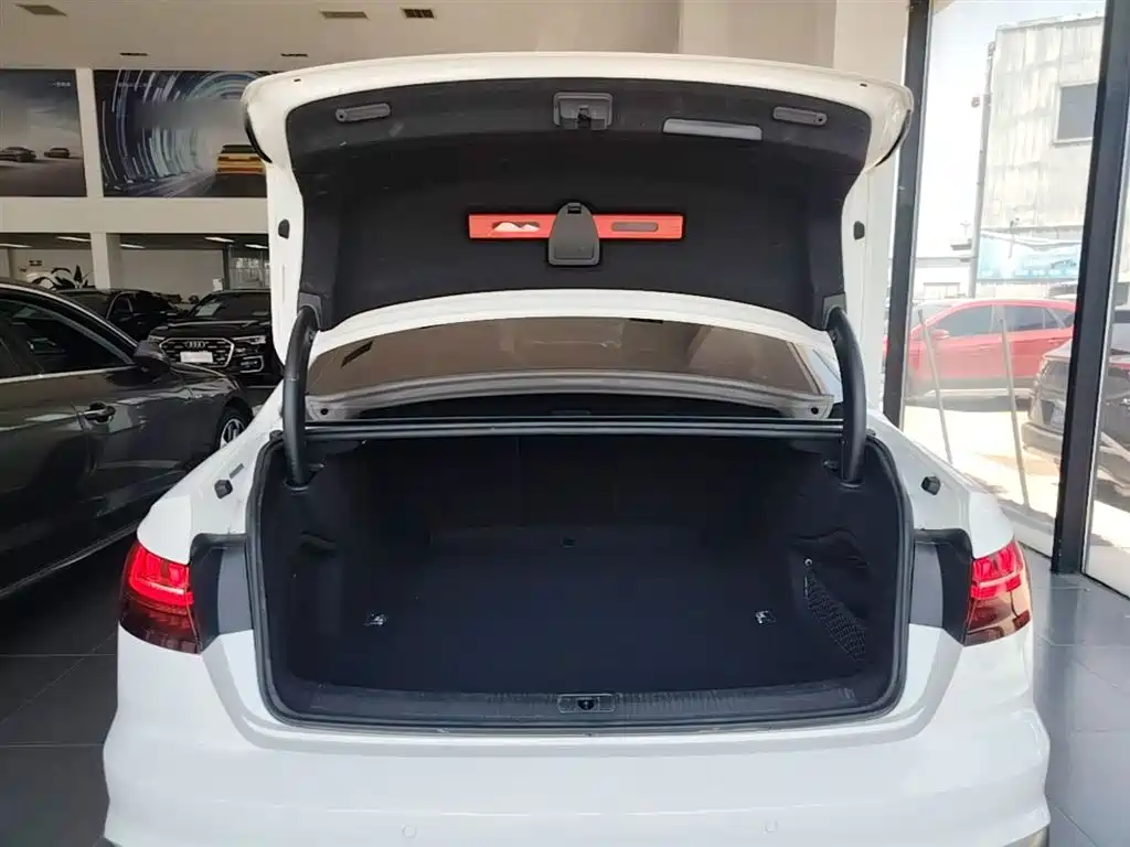 Фото 19 - Audi A4L