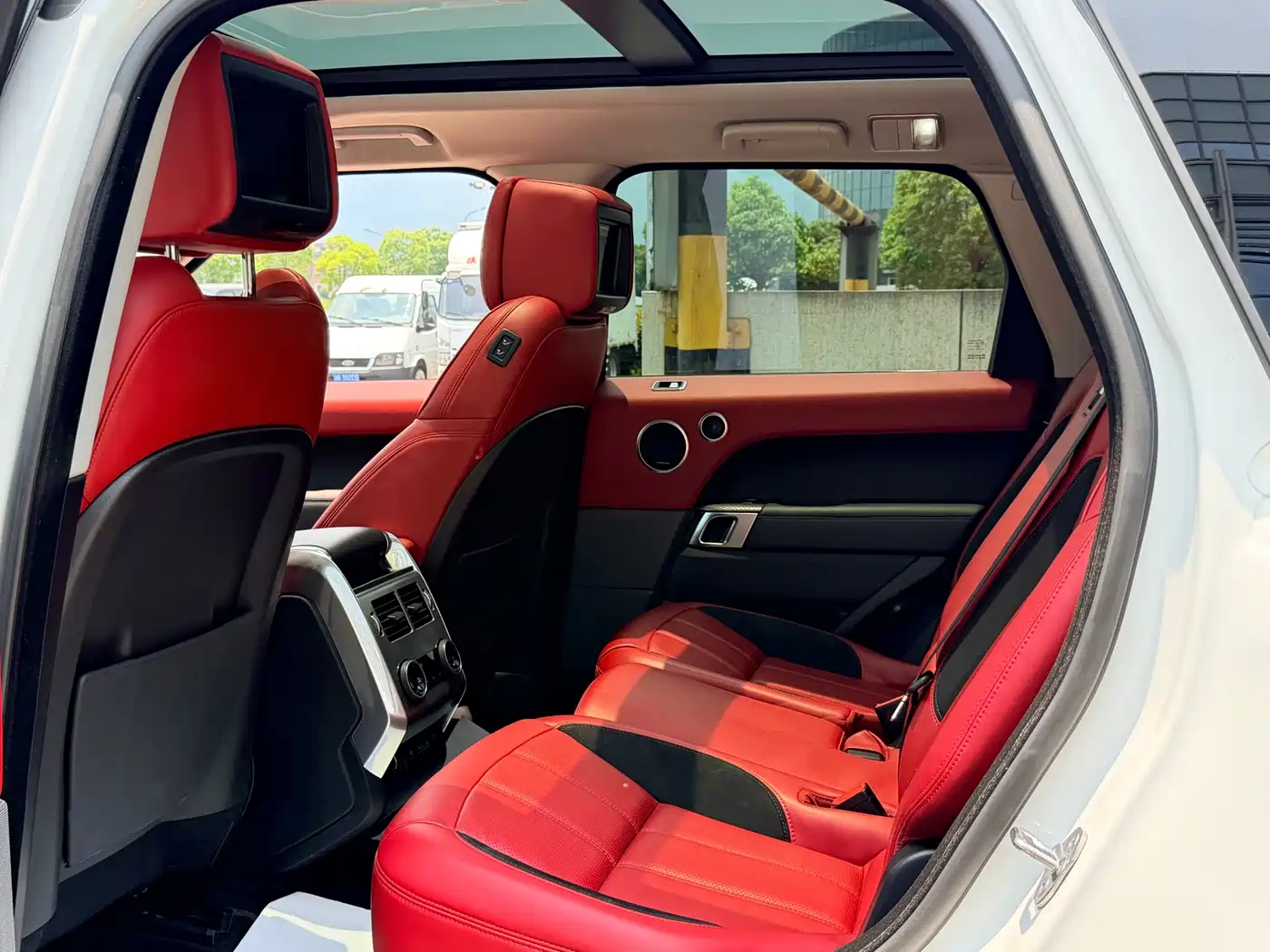 Land Rover Range Rover Sport 2022 3.0 L6 Gloss Black Edition фото 12
