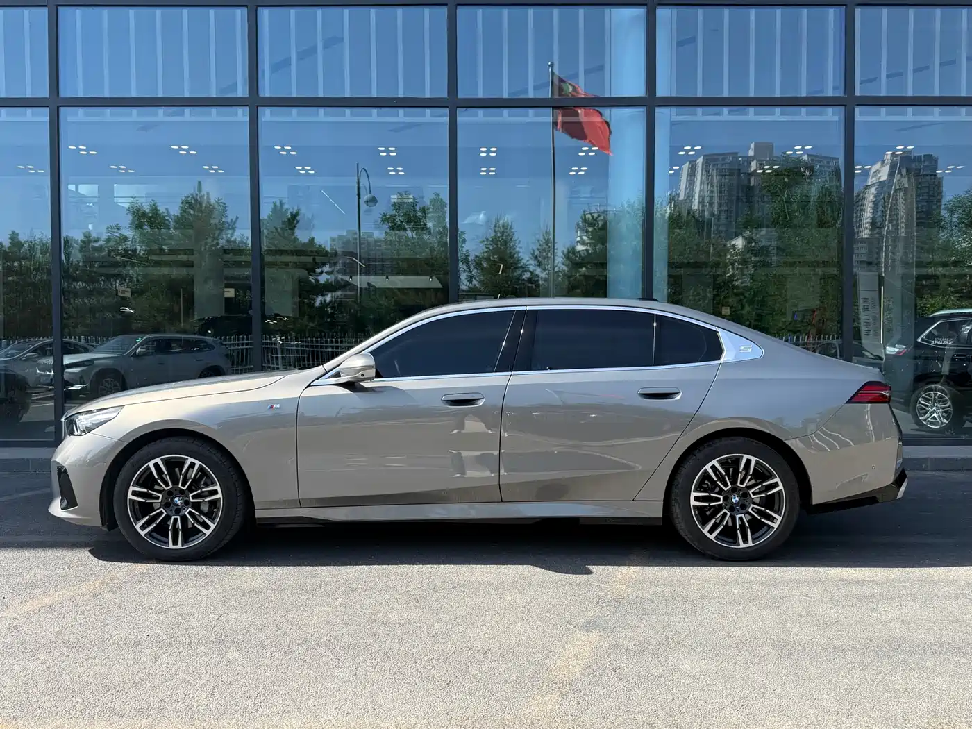 BMW 5 Series 2024 530Li Leading M Sport Package фото 3