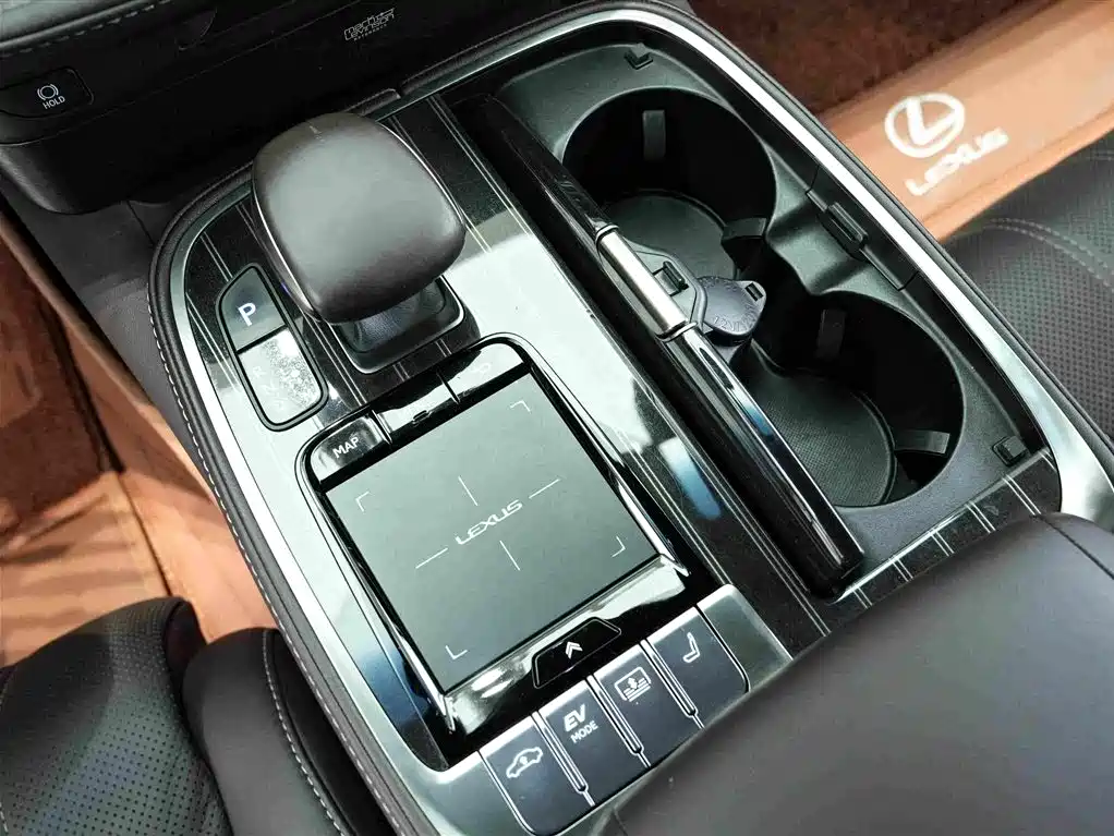 Фото 10 - Lexus LS