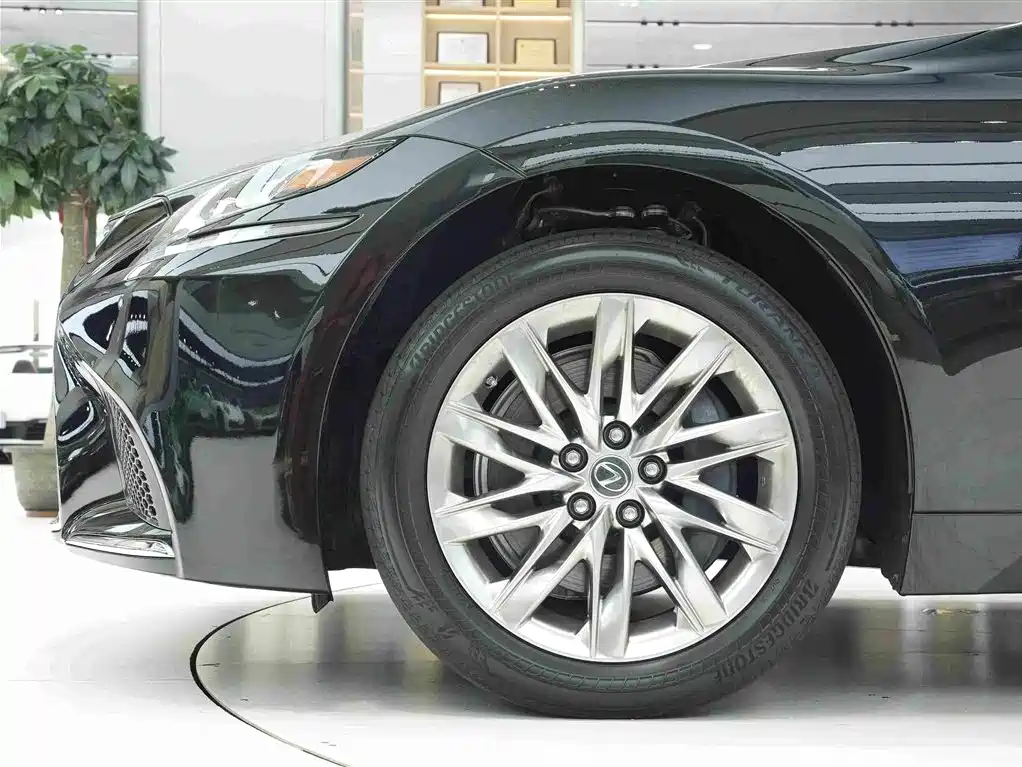 Фото 22 - Lexus LS