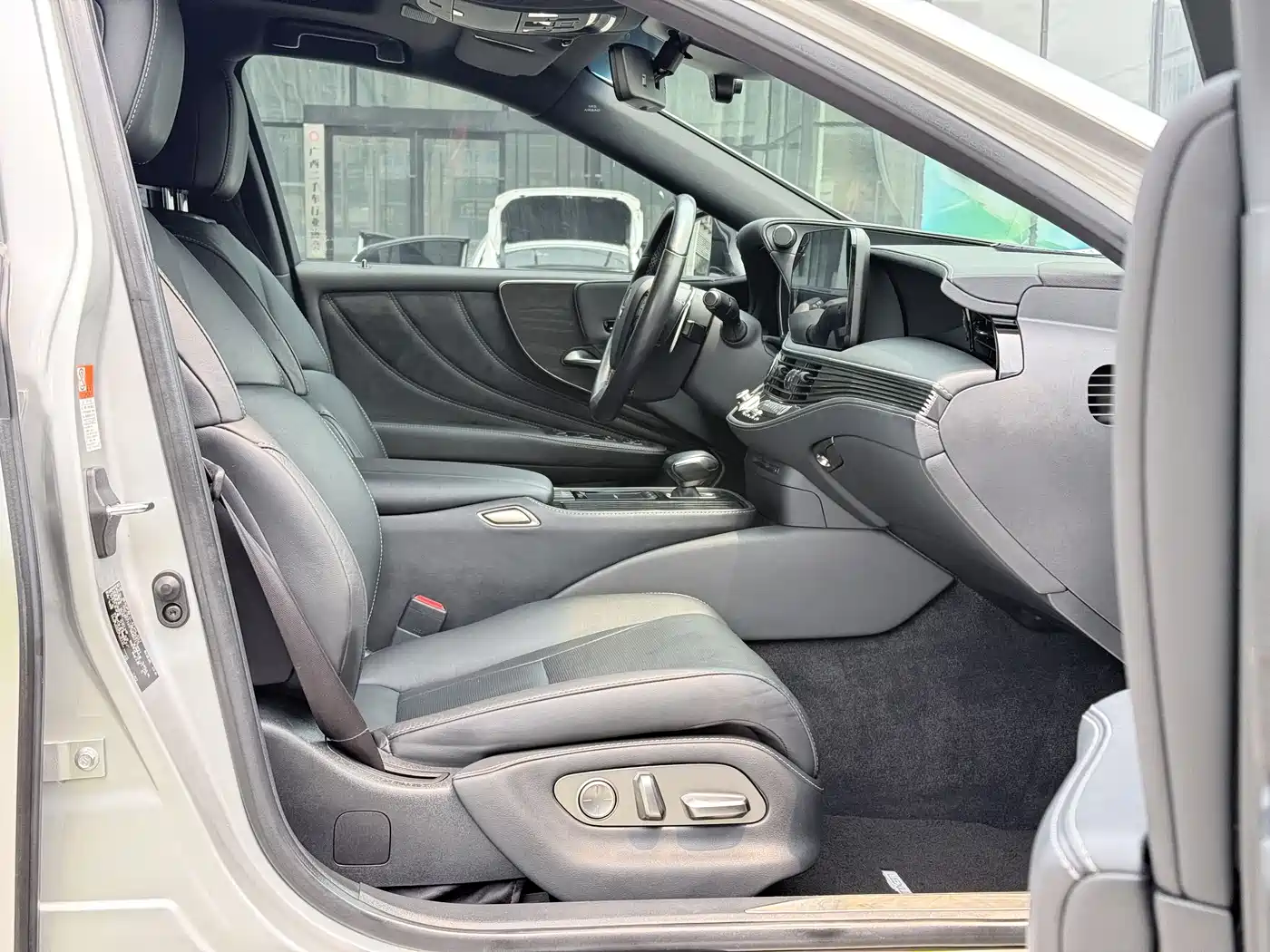 Lexus LS 2021 500h Excellence Edition фото 8