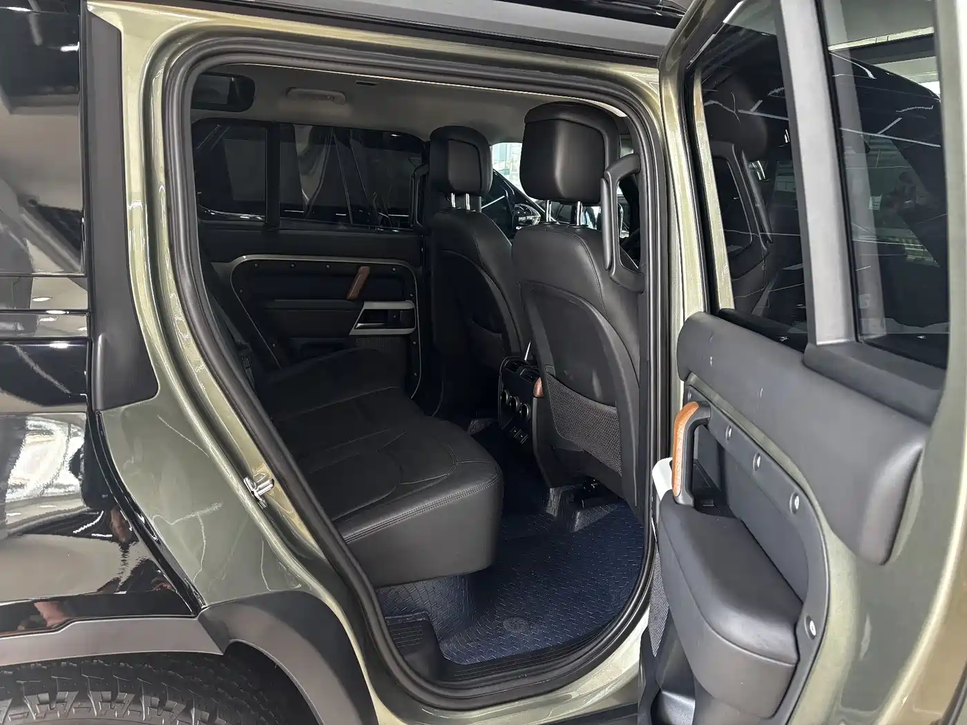 Land Rover Defender 2023 Model 110 3.0T P400 Dark Special Edition фото 22