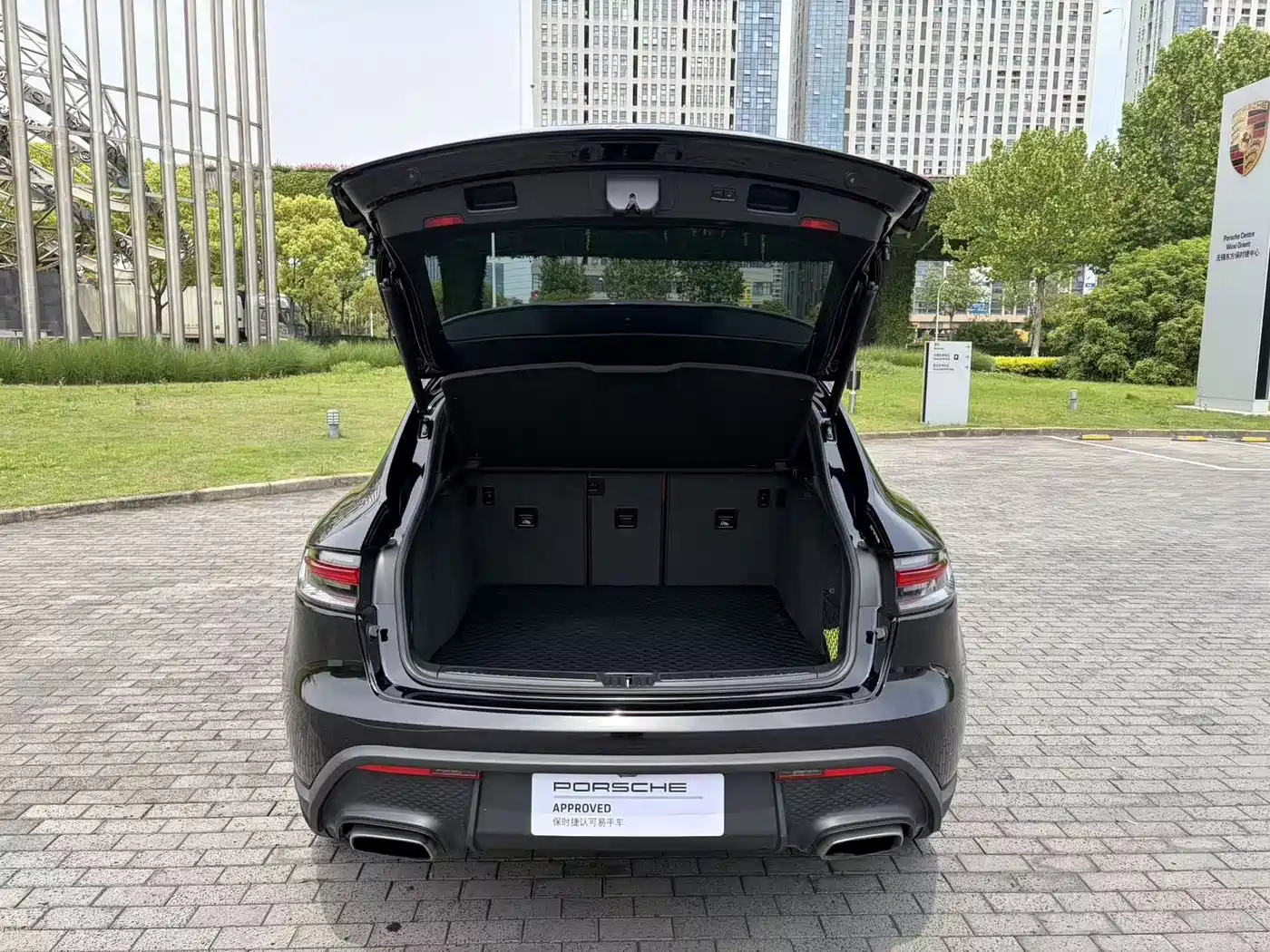 PORSCHE MACAN