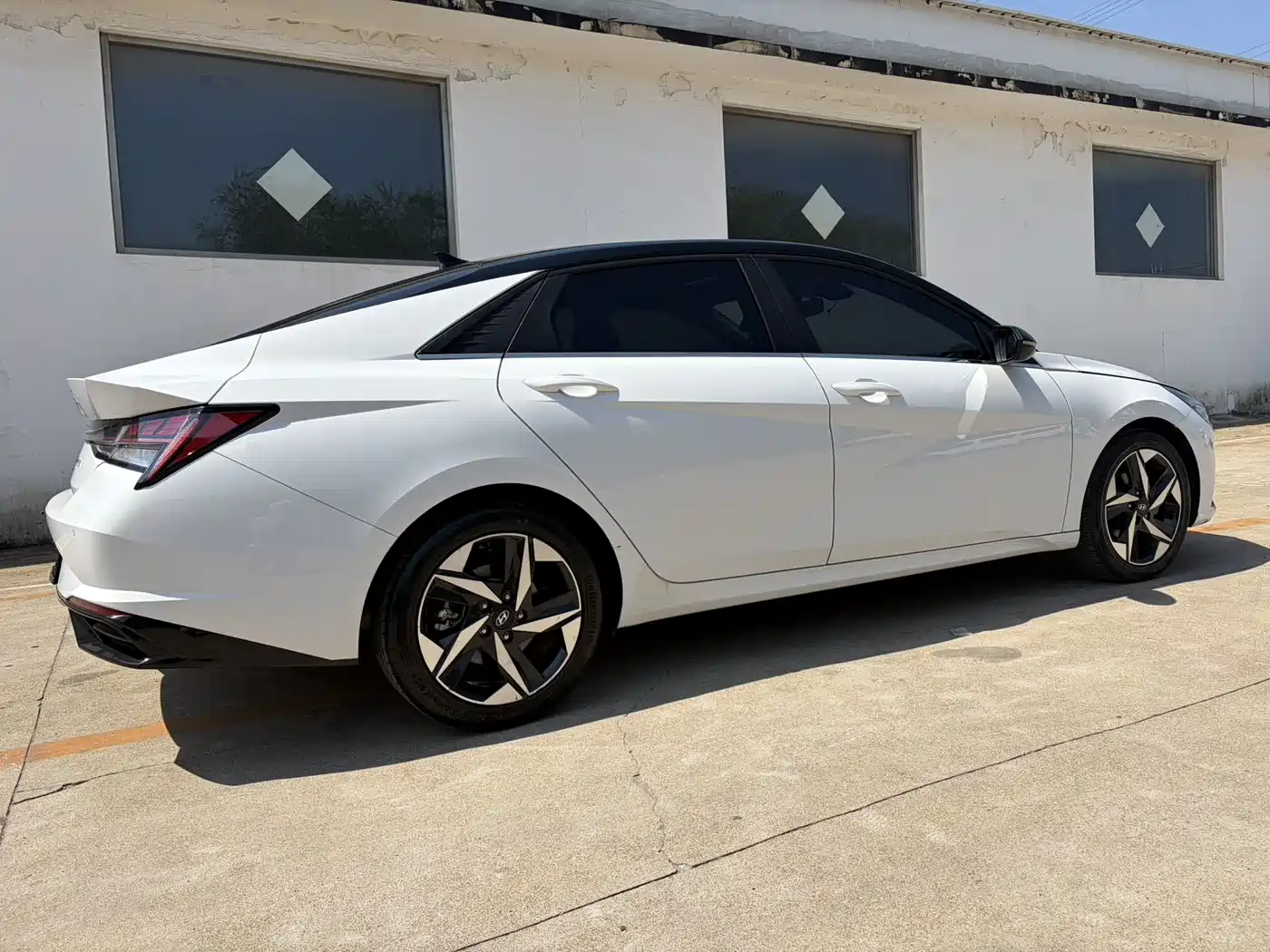 Hyundai Elantra 2021 1.5L CVT LUX Premium Edition фото 7