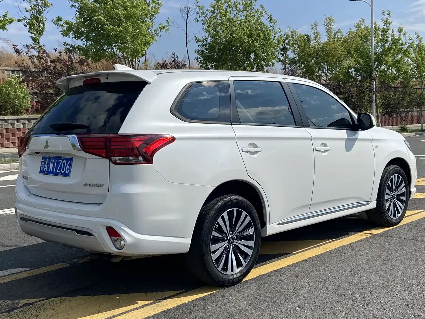 MITSUBISHI OUTLANDER