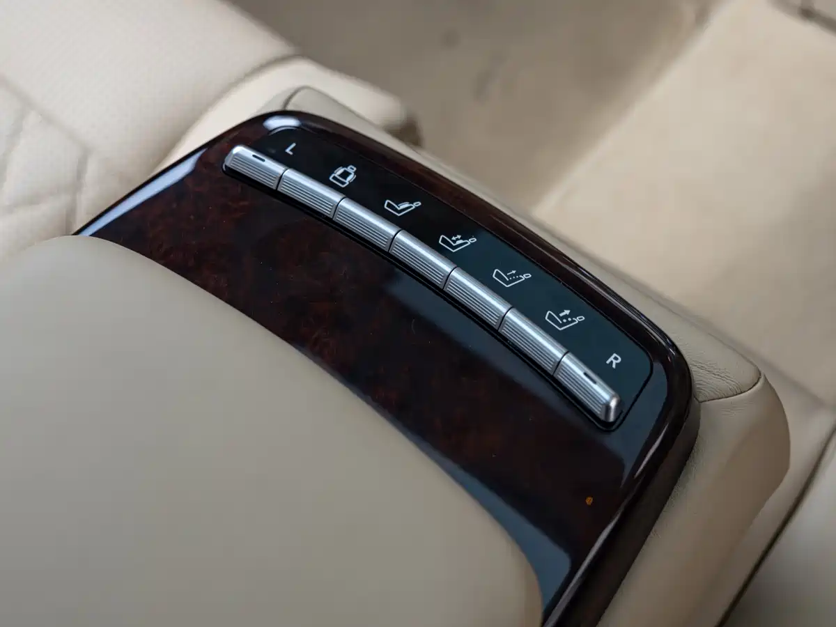 Mercedes-Benz S-Class AMG 2010 AMG S 65 фото 24