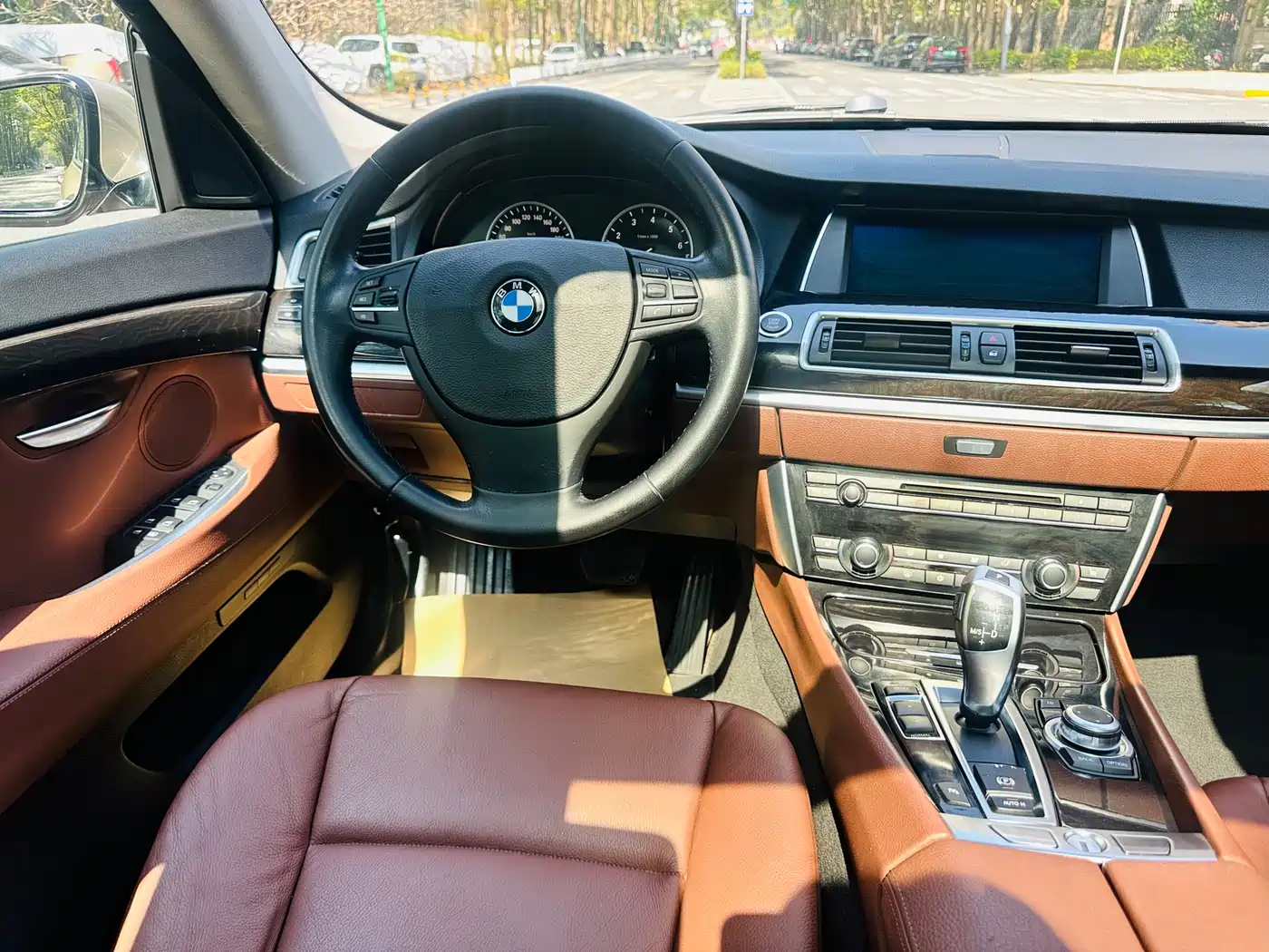 BMW 5 Series GT 2010 535i Leading Model фото 28