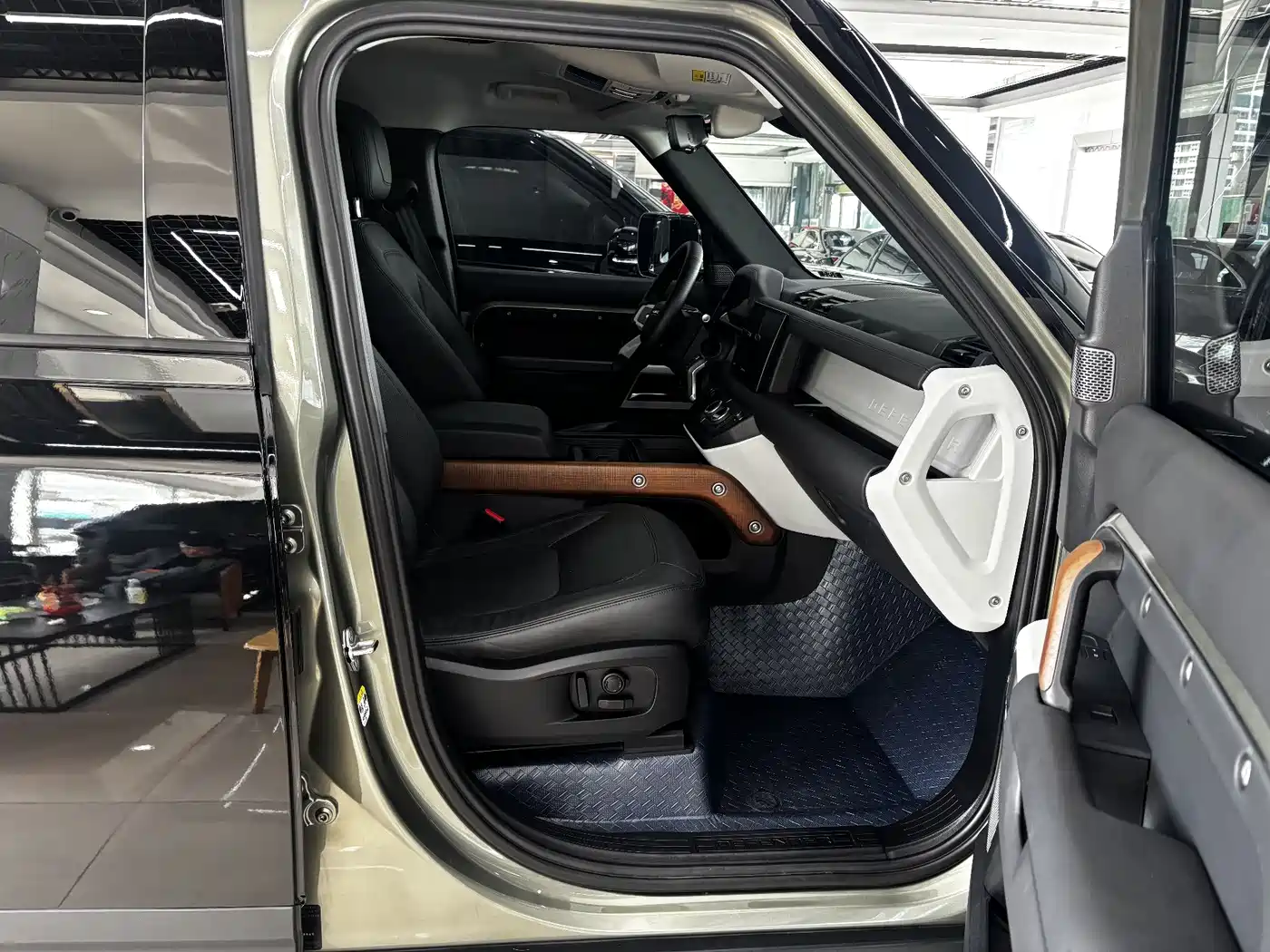 Land Rover Defender 2023 Model 110 3.0T P400 Dark Special Edition фото 24