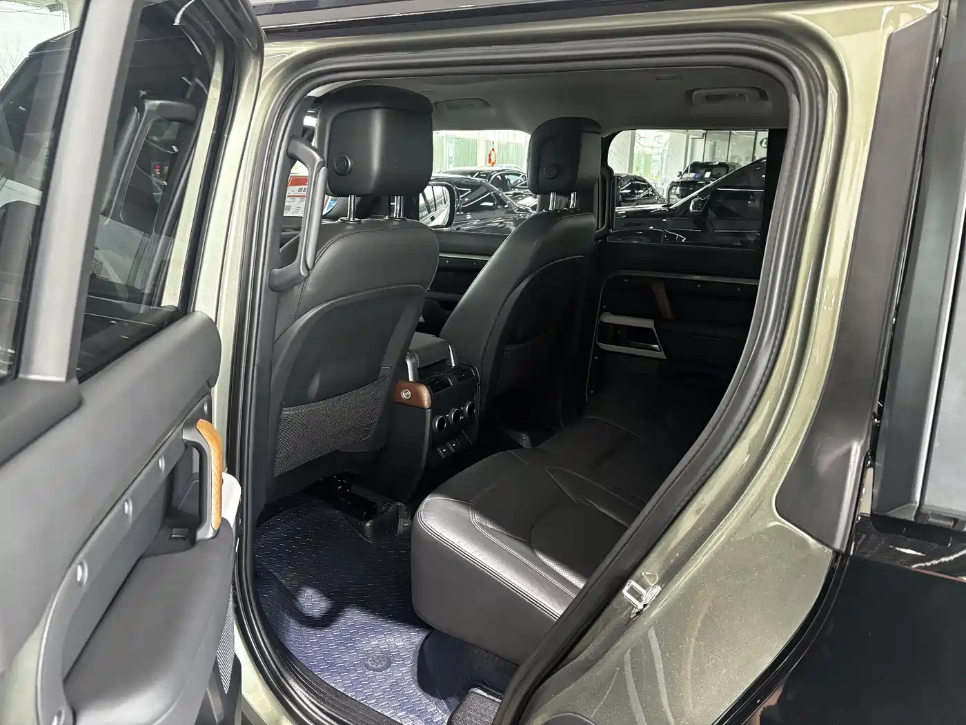 Land Rover Defender 2023 Model 110 3.0T P400 Dark Special Edition фото 21