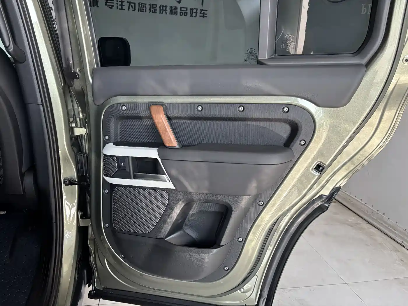 Land Rover Defender 2023 Model 110 3.0T P400 Dark Special Edition фото 23
