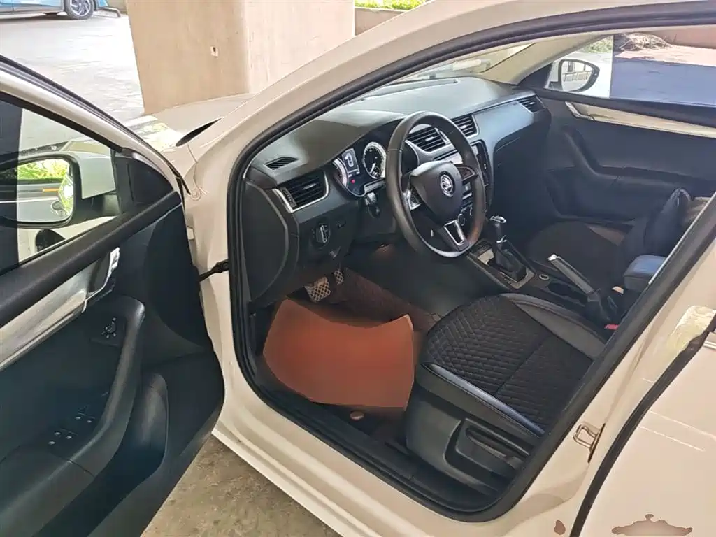 Škoda Octavia 2019 1.5L Automatic Smart Luxury China VI фото 16