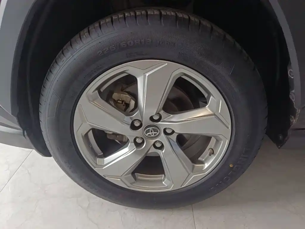 Фото 23 - Toyota RAV4