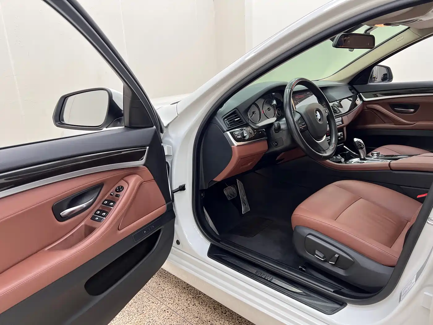 BMW 5 Series 2017 525Li Leading Edition фото 14