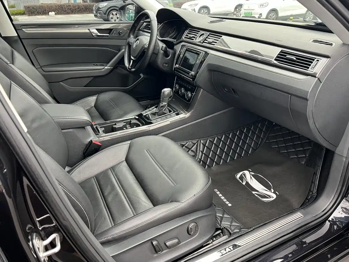 Volkswagen Passat 2017 330TSI DSG Luxury фото 6