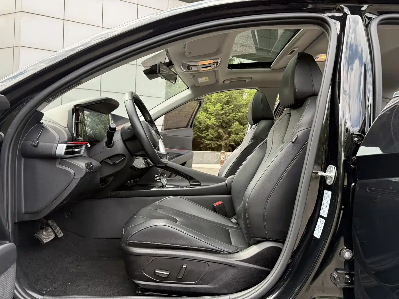 Hyundai Elantra 2022 1.5L CVT LUX Premium Edition фото 10