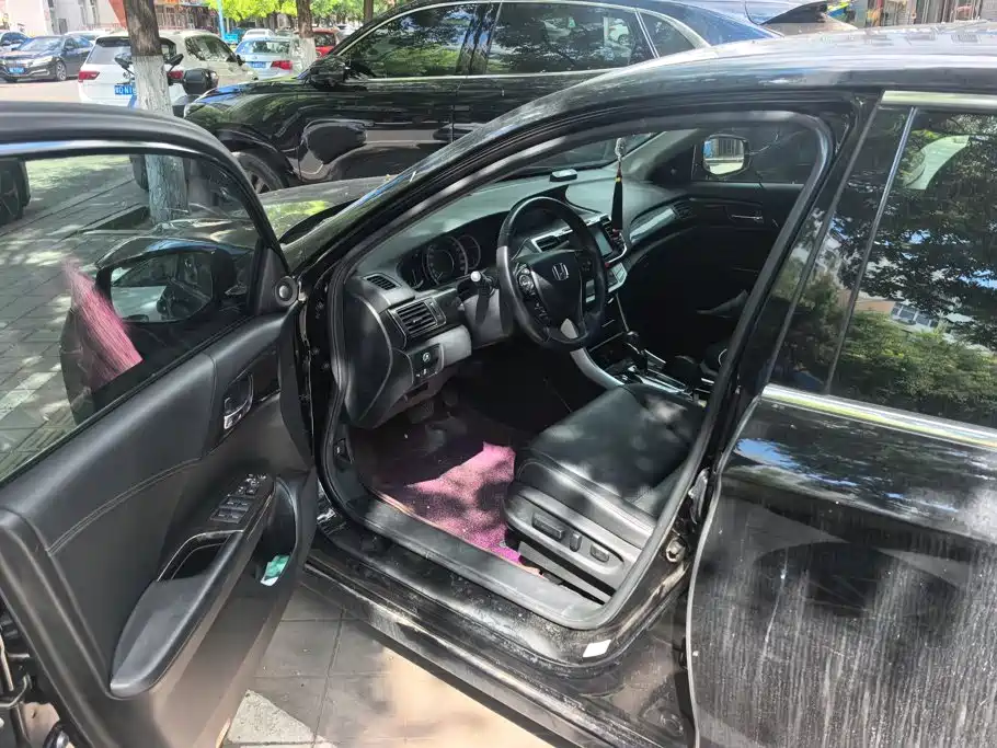Фото 8 - Honda Accord