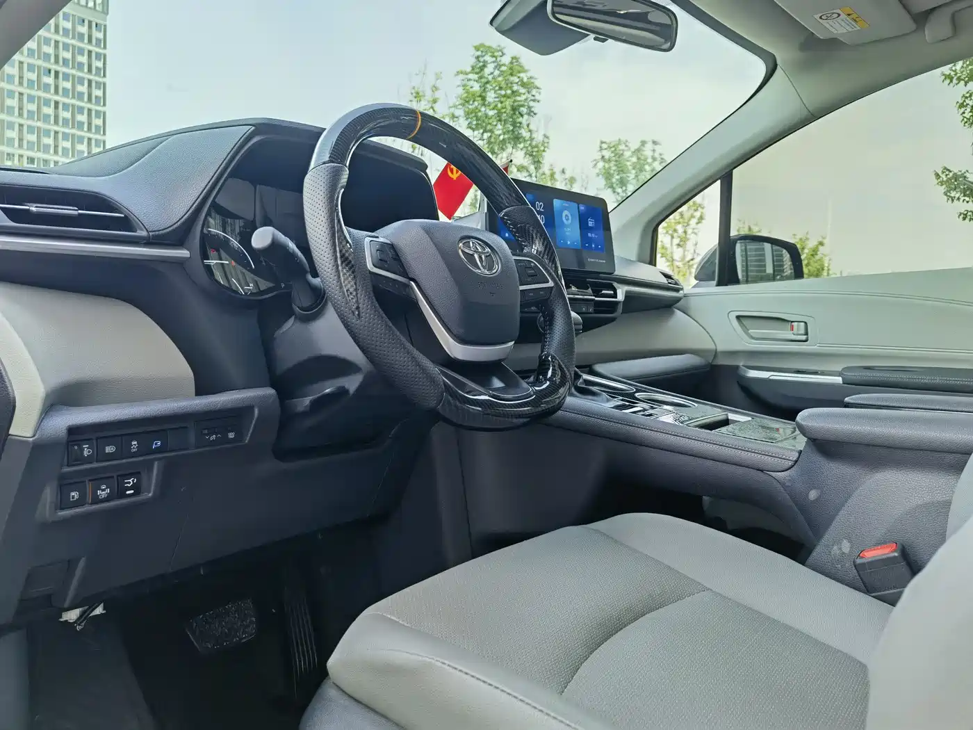Toyota Granvia 2023 2.5L Hybrid Luxury Edition фото 8