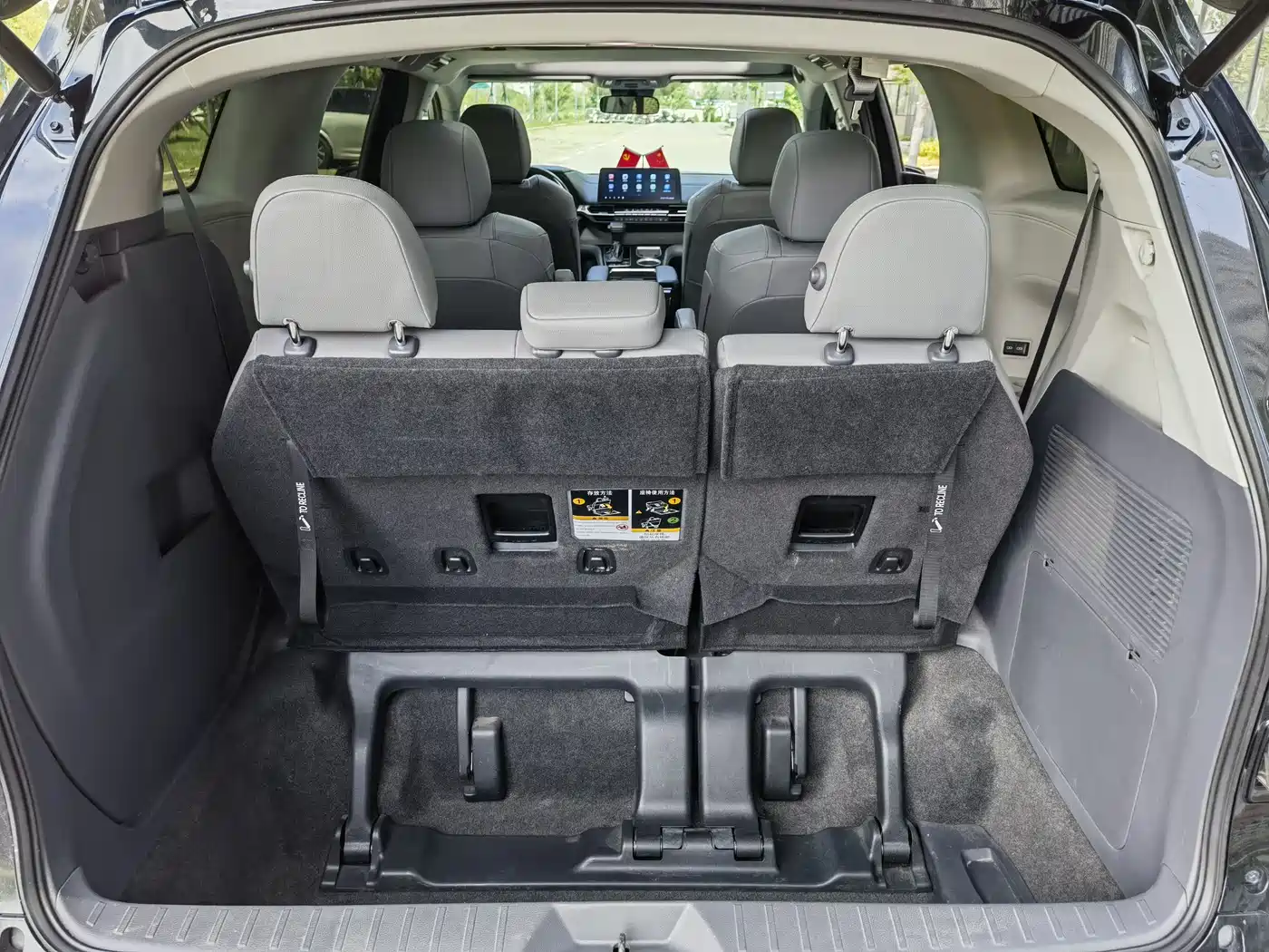 Toyota Granvia 2023 2.5L Hybrid Luxury Edition фото 18