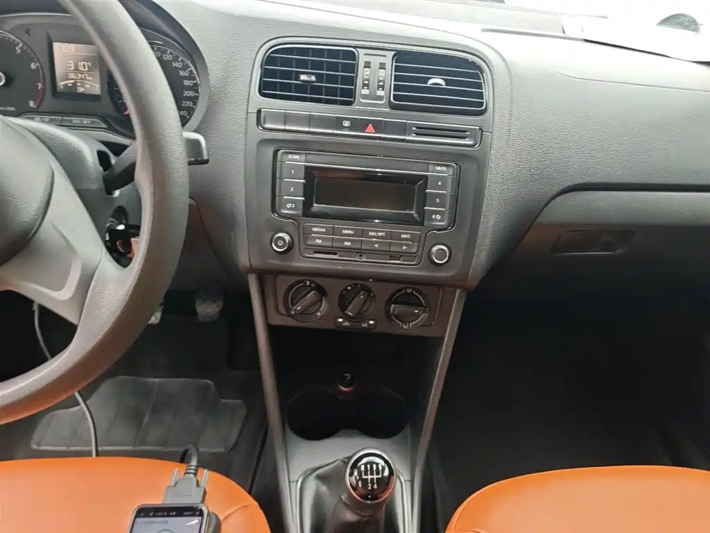 Volkswagen Polo 2014 1.4L Manual Trend Edition фото 13