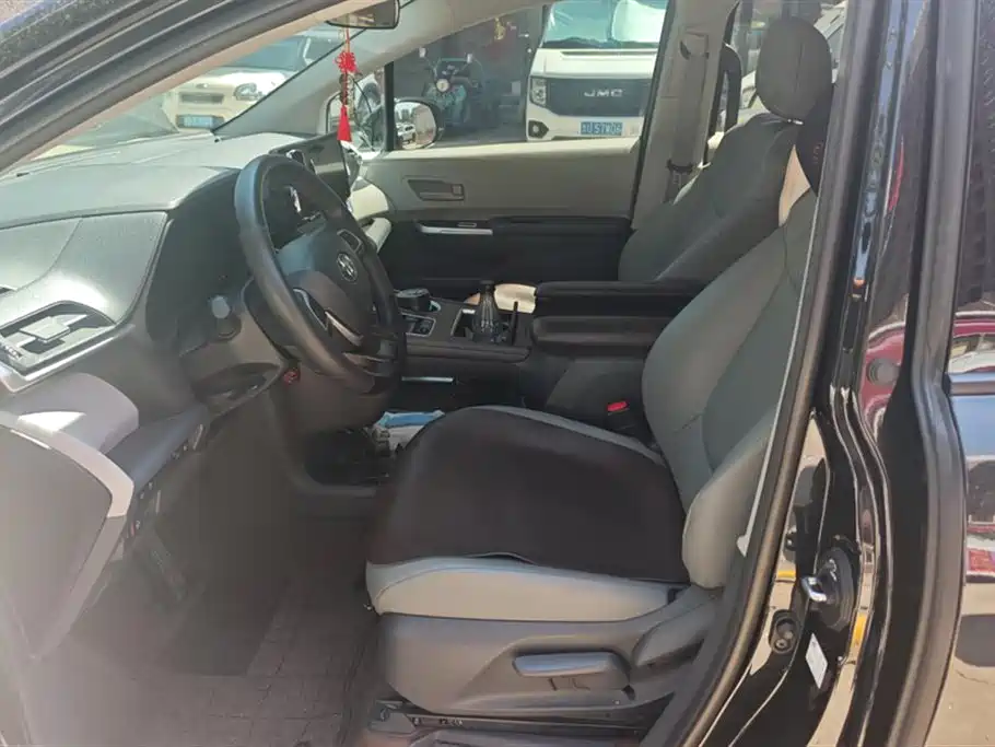 Toyota Granvia 2024 2.5L Hybrid Comfort фото 9