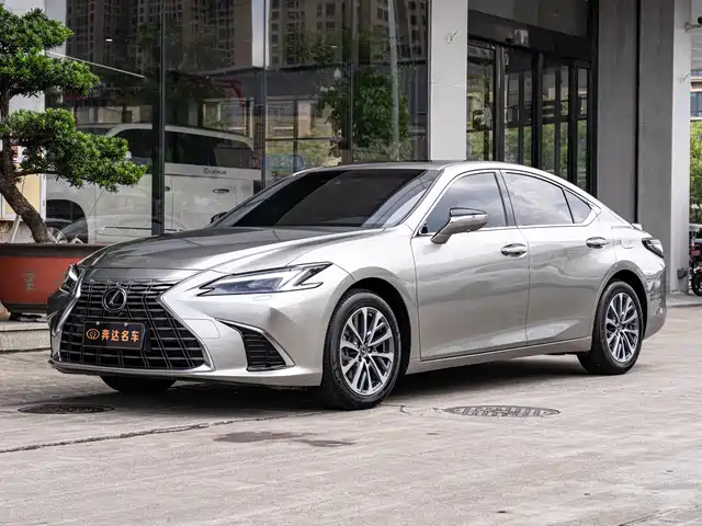 Lexus ES 2025