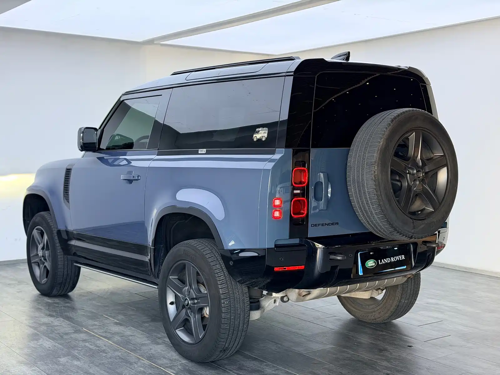 Photo 7 - Land Rover Defender