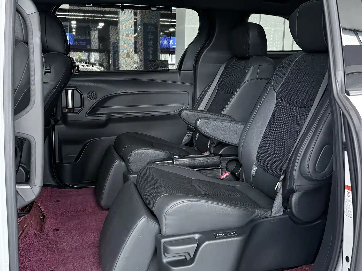 Photo 8 - Toyota Granvia