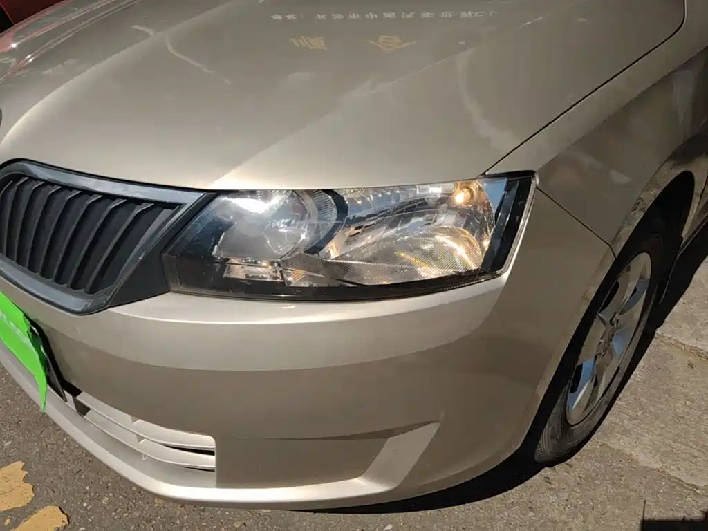 Фото 24 - Škoda Rapid