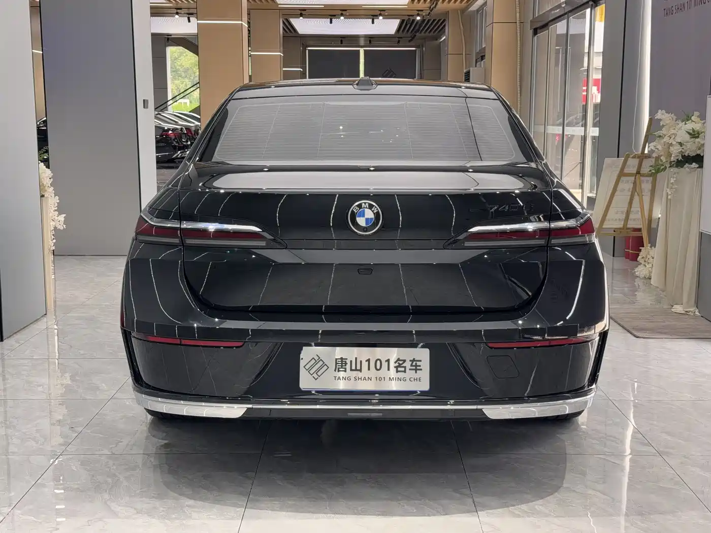 BMW 7 Series 2026 735Li Luxury Package фото 9