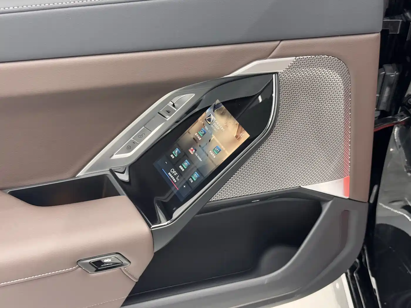 BMW 7 Series 2026 735Li Luxury Package фото 15